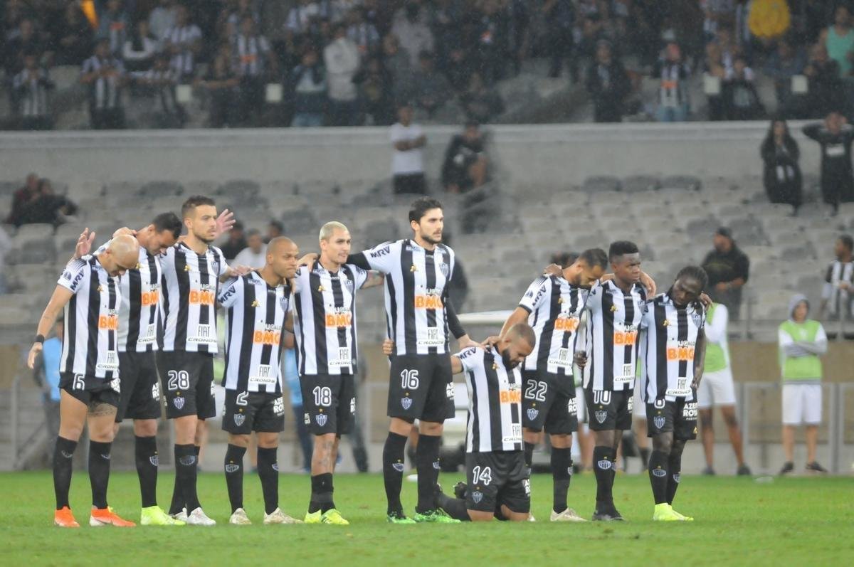 Atltico perdeu por 4 a 3 para o Coln nos pnaltis e foi eliminado da Copa Sul-Americana. Goleiro argentino Burin defendeu penalidades de Rver e Cazares