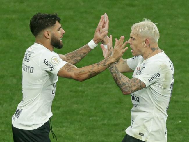 Yuri Alberto e Róger Guedes combinaram para os dois gols do Corinthians