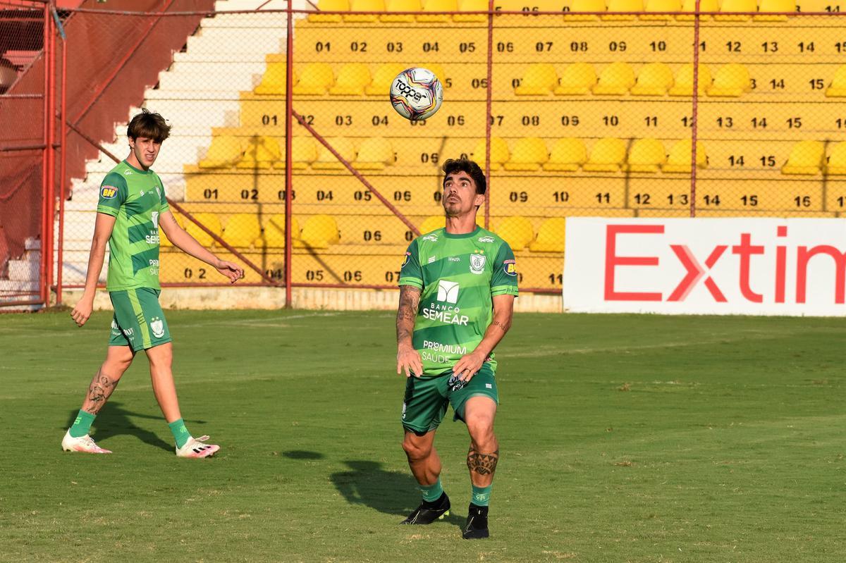 Amrica treinou nesta quinta-feira no Estdio Municipal Jos Liberatti, em Osasco, e concluiu a preparao para enfrentar o lanterna Oeste pela 24 rodada da Srie B. O duelo ser nesta sexta, s 19h15, em Barueri, na Grande So Paulo.