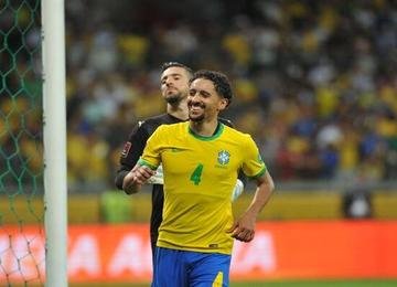 Dos pés do zagueiro saiu o lançamento que deixou Raphinha e Philippe Coutinho em boa posição para marcar contra os paraguaios, no Mineirão