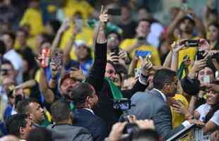 Durante o intervalo do jogo, Bolsonaro desceu ao gramado, foi vaiado e tambm recebeu aplausos