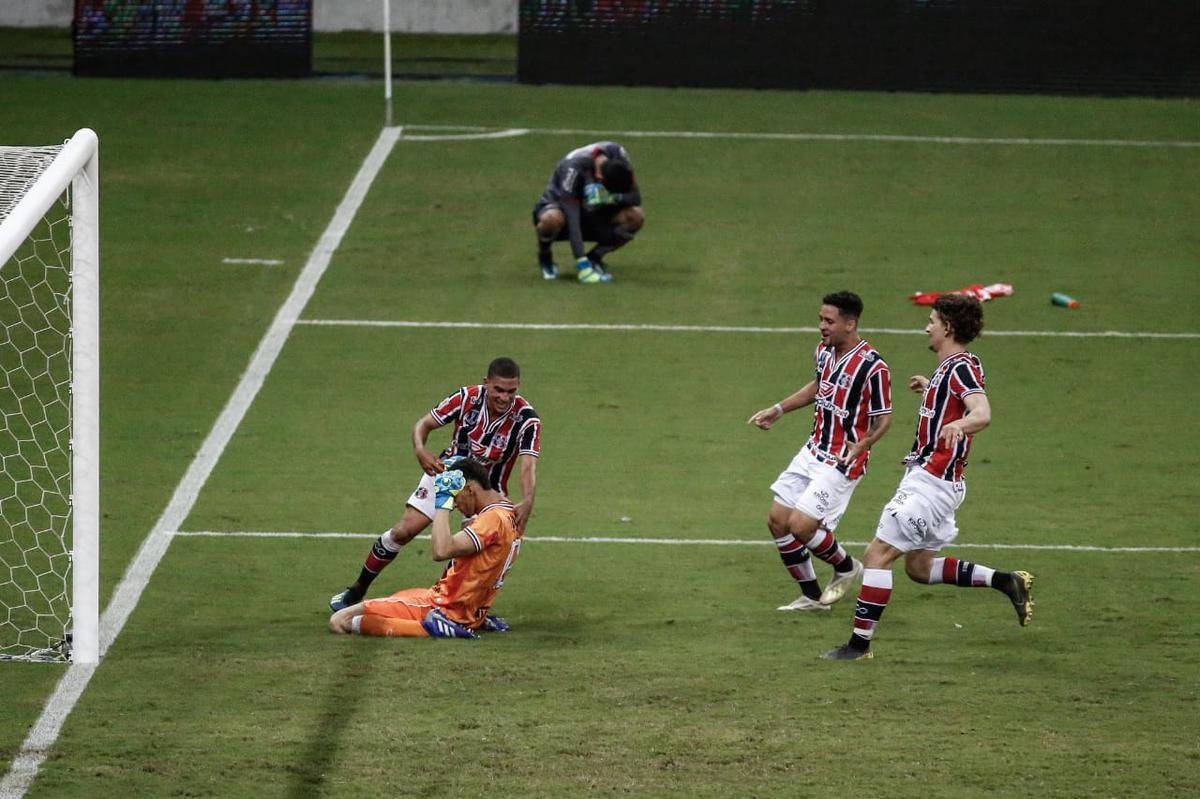 Nas cobranças dos pênaltis, Jefferson ainda defendeu o chute fraco de Fabinao, mas o goleiro Maycon Cleiton brilhou mais e fez duas defesas para colocar o Santa Cruz na grande final do Pernambucano.