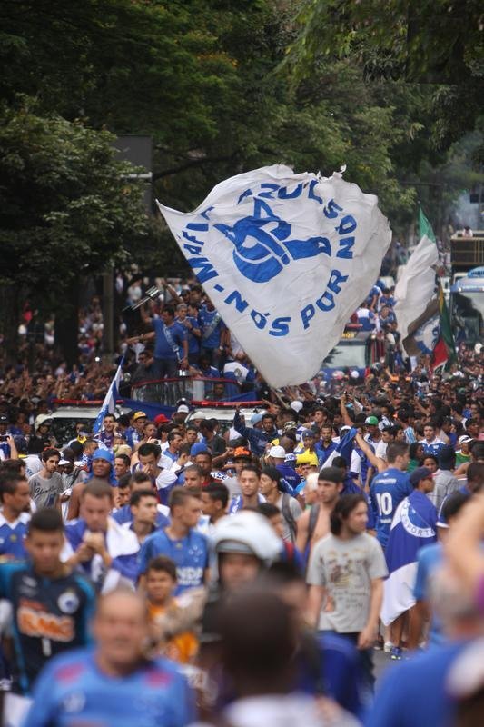 Depois de vencer o Vitria por 3 a 1 no Barrado, em Salvador, na noite de 13 de novembro de 2013, e confirmar o tricampeonato brasileiro, o Cruzeiro desembarcou em Confins numa quinta-feira e foi recebido por milhares de pessoas nas ruas de Belo Horizonte. O elenco desfilou em carro pela Avenida Antnio Carlos, pela Avenida Afonso Pena, no Centro, e foi em direo  sede do Barro Preto. Esta, sem dvida, foi a festa que envolveu o maior nmero de pessoas na capital mineira.