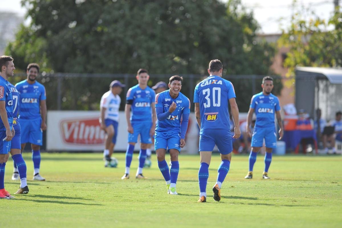 Jogadores do Cruzeiro trabalharam em tom descontrado na Toca da Raposa antes de final com Flamengo