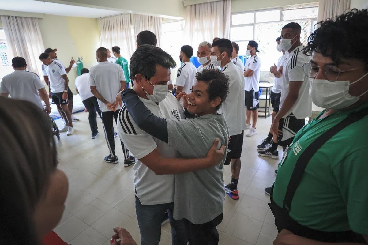 Jogadores do Atltico visitam Ncleo Assistencial Caminhos para Jesus