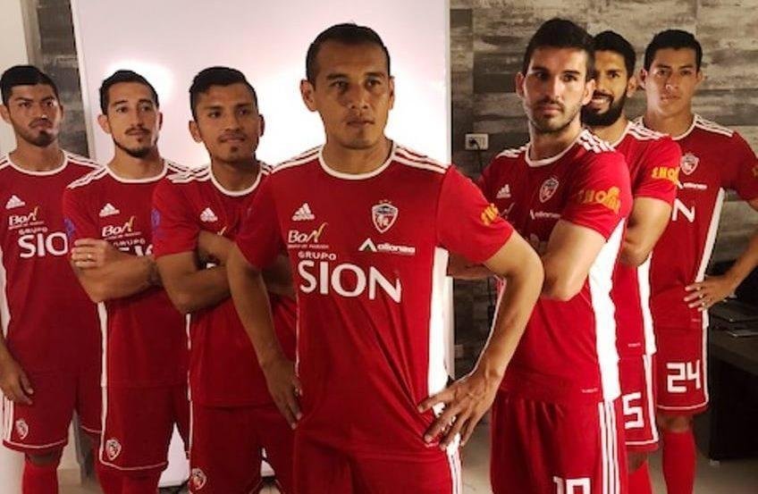 Outra vaga boliviana: O representante boliviano na segunda fase ser o vice-campeo do Clausura. Vrios times podem ocupar essa vaga, j que h participantes a quatro jogos do fim da competio. San Jos, Royal Pari (foto), The Strongest, Bolvar e Nacional Potos esto na disputa. Blooming, Sport Boys e Oriente Petrolero correm por fora.
