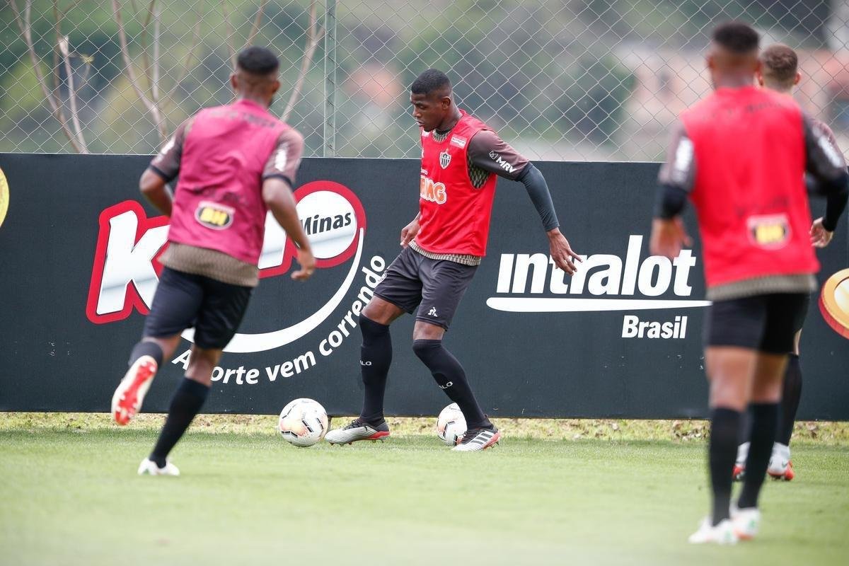 Imagens do primeiro treino de Eduardo Vargas pelo Atltico