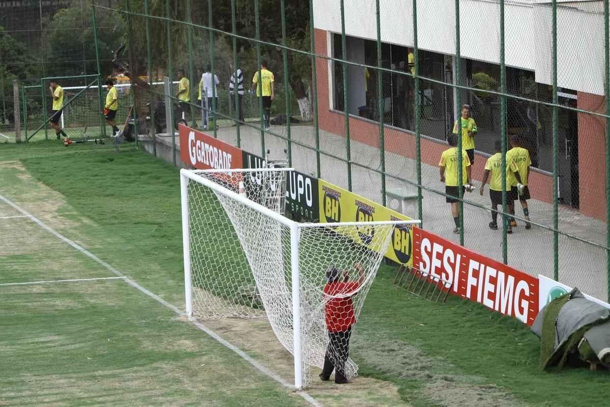 O elenco do Amrica se reapresentou para a temporada 2015 na tarde desta segunda-feira, no CT Lanna Drumond. Depois de reunio com integrantes do conselho de administrao, os jogadores foram para um campo secundrio, onde realizaram o primeiro trabalho com bola. O gramado principal passa por reformas.