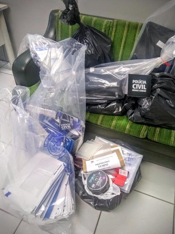 A Polcia Civil de Minas Gerais divulgou fotos da operao Primeiro Tempo, que cumpriu 16 mandados de busca e apreenso na sede do Cruzeiro, nas Tocas da Raposa I e II, na casa de dirigentes do clube e de empresrios que tm negociaes suspeitas com a atual gesto. Cerca de 100 policiais civis estiveram na operao.