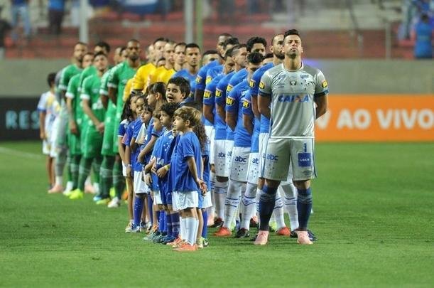 Com gols de Thiago Neves, Arrascaeta e Ded, Cruzeiro goleou a Chapecoense por 3 a 0