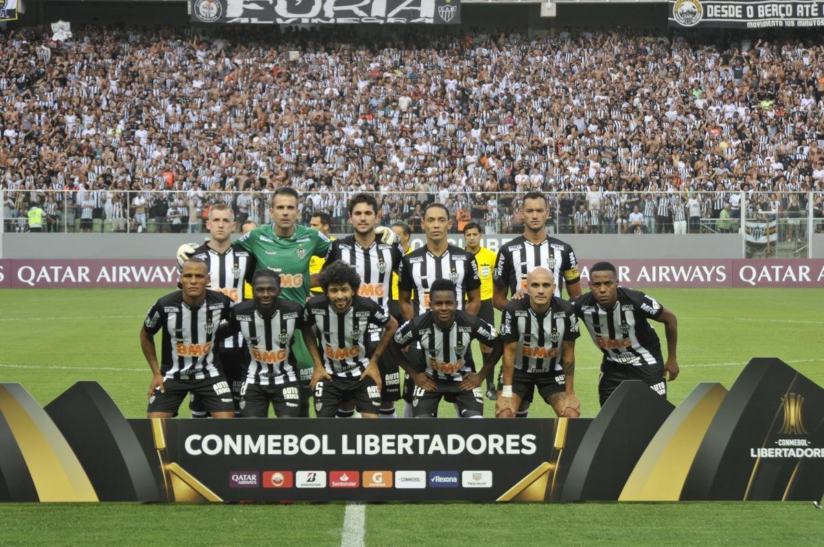 No primeiro tempo, Atltico abriu 3 a 1 no placar, com gols de Luan e Ricardo Oliveira (2)
