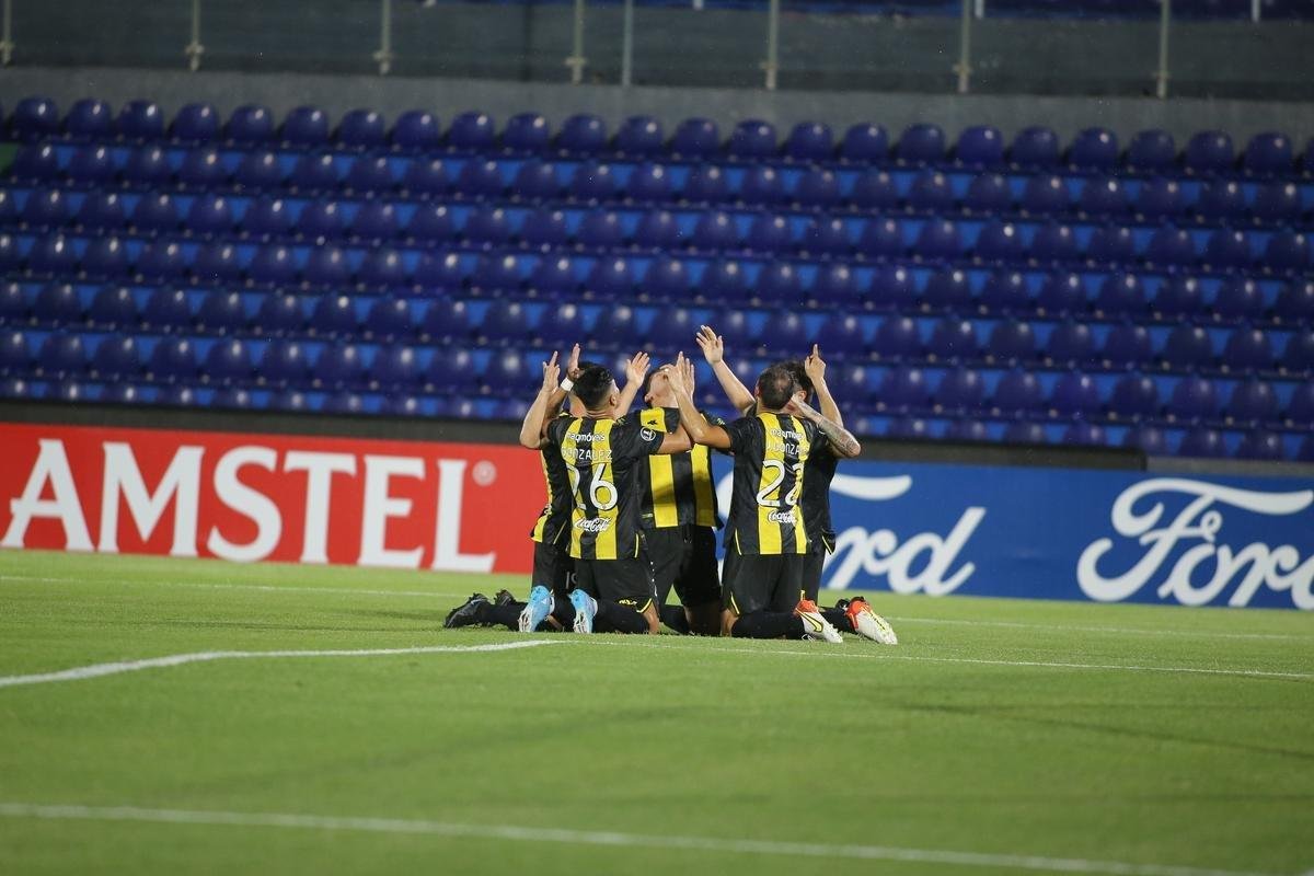 Fernando Fernndez abriu o placar para o Guaran sobre o Amrica no Defensores del Chaco. Em cobrana de pnalti, ele marcou 1 a 0