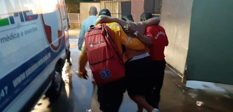 Torcedores são atendidos depois de briga generalizada no Mineirão, iniciada logo após o clássico entre Cruzeiro e Atlético. Tudo começou com invasão de atleticanos em camarotes de cruzeirenses. Segurança privada do estádio demorou a chegar e a conter o atrito. PM, também atrasada, precisou usar bombas de efeito moral. Imagens mostram atendimento dos feridos.