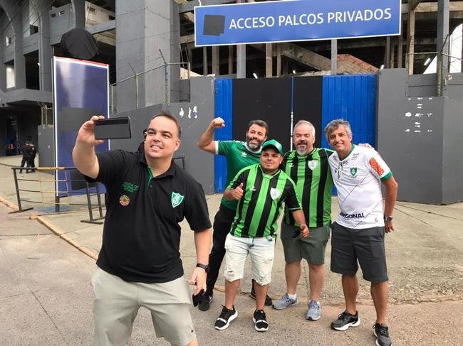 Fotos da torcida do Amrica no estdio Defensores del Chaco, em Assuno, antes da partida contra o Guaran pela segunda fase da Copa Libertadores