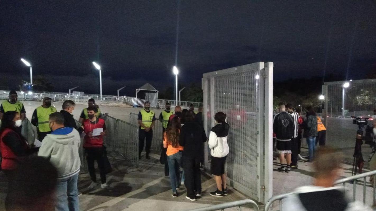 Torcida do Atltico movimenta ruas prximas ao Mineiro antes do jogo 