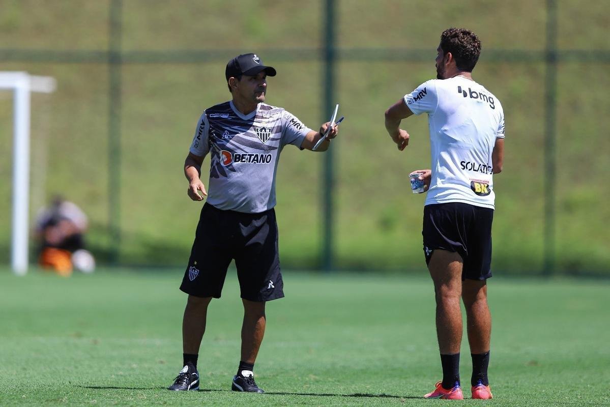 Fotos do coletivo entre profissionais e sub-20 do Atltico