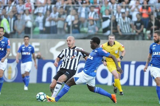 Ainda no primeiro tempo, o Atltico virou, com gols de Cazares, de falta, e Fred: 2 a 1