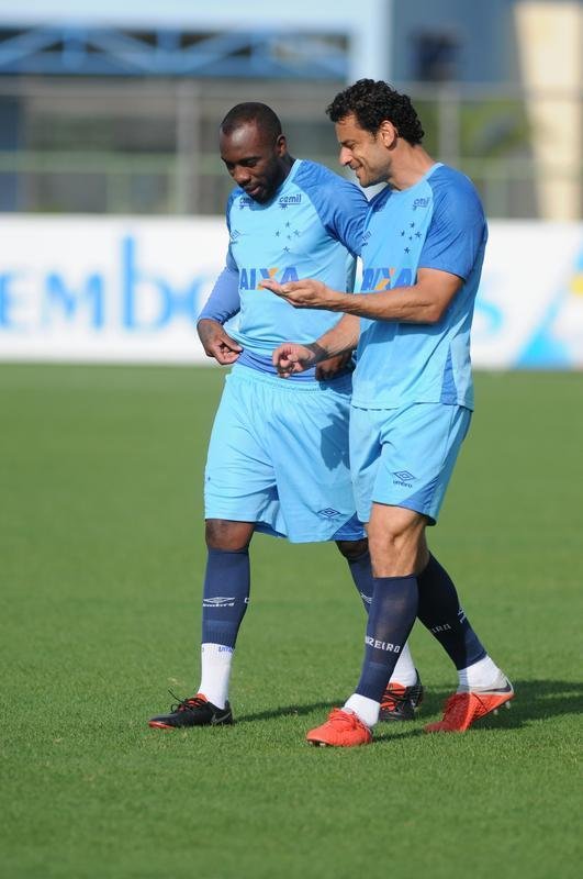 Mano Menezes voltou a fechar treino na Toca da Raposa II e permitiu imagens apenas do aquecimento. O certo  que o treinador voltar a contar com o Cruzeiro ideal diante do Boca Juniors, na quinta-feira, no Mineiro. Todos os atletas esto  disposio para duelo de volta das quartas de final da Libertadores