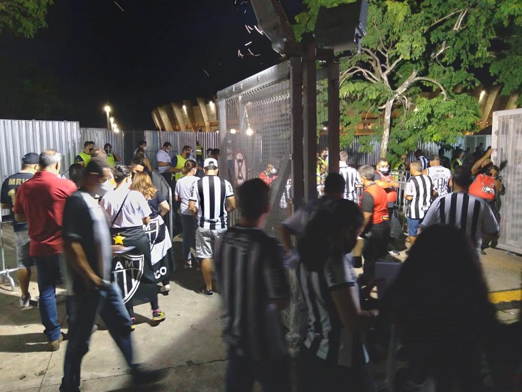 Atleticanos invadiram o Mineiro no jogo contra o Grmio e bateram recorde de pblico no Brasileiro; veja fotos do entorno do estdio antes da partida