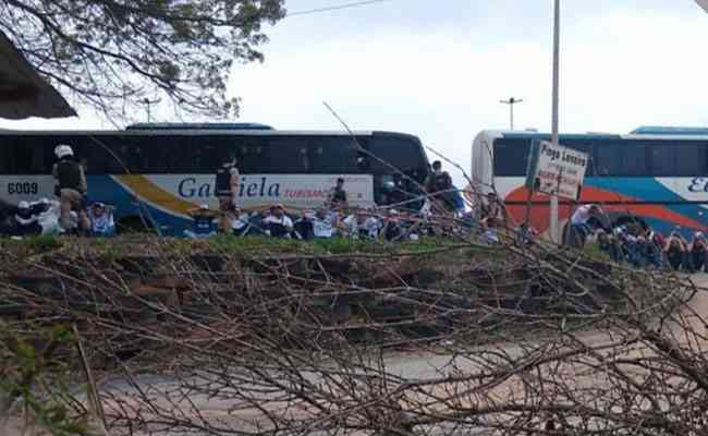 Cinco nibus da torcida organizada Mfia Azul retornaram a Belo Horizonte sob escolta da Polcia Militar de Minas Gerais (PMMG)
