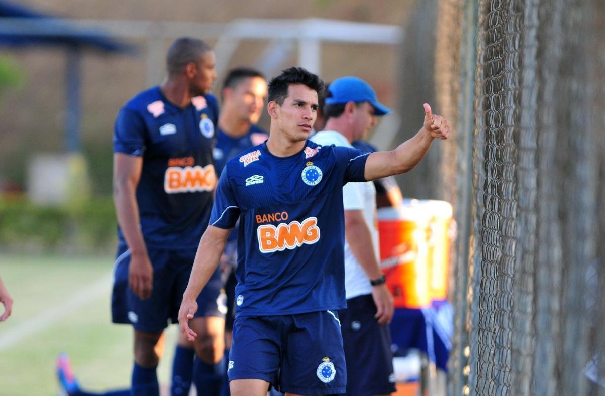 Diego Arias (volante) -  vindo do PAOK, da Grcia, o meio-campista com breve passagem pela Seleo Colombiana disputou apenas trs jogos com a camisa do Cruzeiro, sendo um amistoso e dois pelo Campeonato Brasileiro. A justificativa dos tcnicos que comandaram a equipe em 2012 - Vagner Mancini e Celso Roth -  que o atleta estava abaixo dos colegas em termos de rendimento. De 2013 a 2017 foi atleta do Atltico Nacional, clube de seu pas, pelo qual conquistou a Copa Libertadores de 2016.