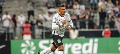 Paulinho reestreia pelo Corinthians com uma finalização a cada 5 minutos