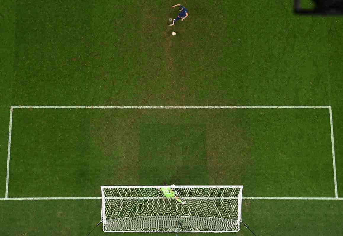 De pênalti, Mbappé marca o seu terceiro gol na final durante a prorrogação e empata para a França diante da Argentina: 3 a 3