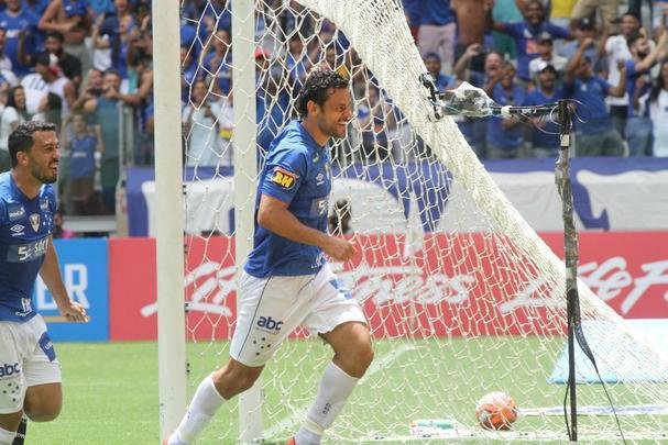 Fred abriu o placar para o Cruzeiro aos 15 minutos do segundo tempo em cobrana de pnalti