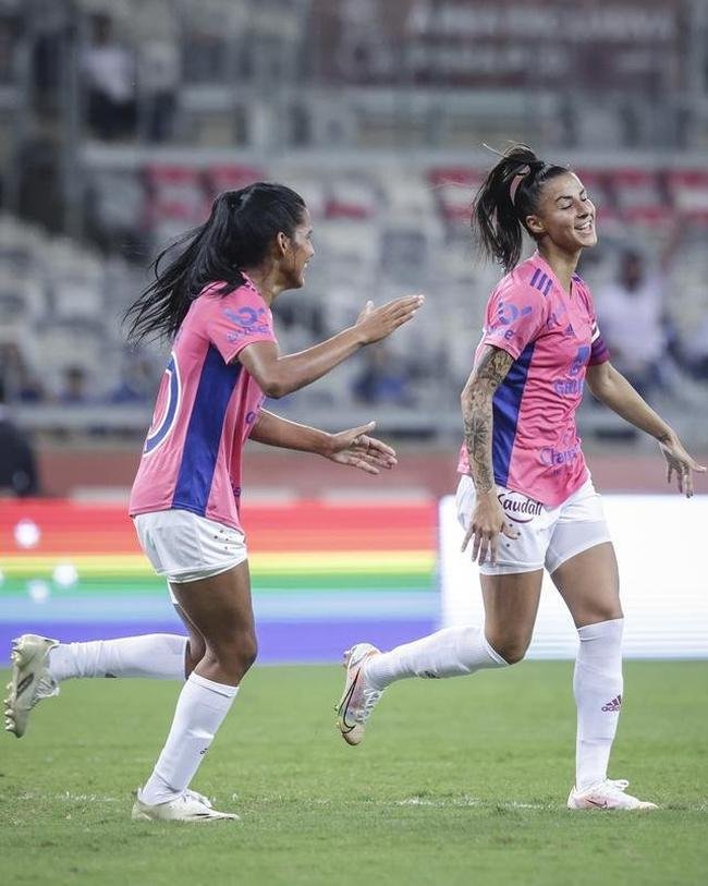 Em preliminar de Cruzeiro x Ituano pela Srie B, o time feminino da Raposa, conhecido como Cabulosas, goleou o Araguari por 8 a 0 pela terceira rodada do Campeonato Mineiro Feminino. Equipe cruzeirense estreou o uniforme rosa, confeccionado pela Adidas em homenagem  campanha Outubro Rosa, de conscientizao contra o cncer de mama