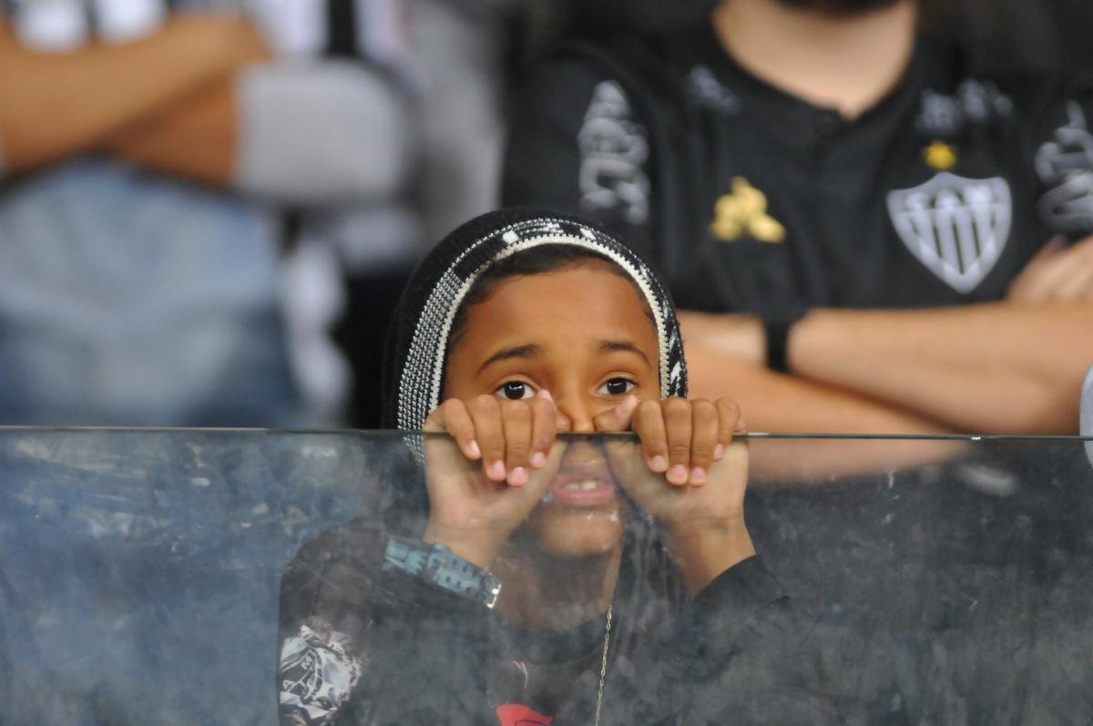 Fotos de tristeza e decepo dos torcedores atleticanos com a eliminao da Copa Sul-Americana para o Coln, no Mineiro. Galo perdeu nos pnaltis por 4 a 3
