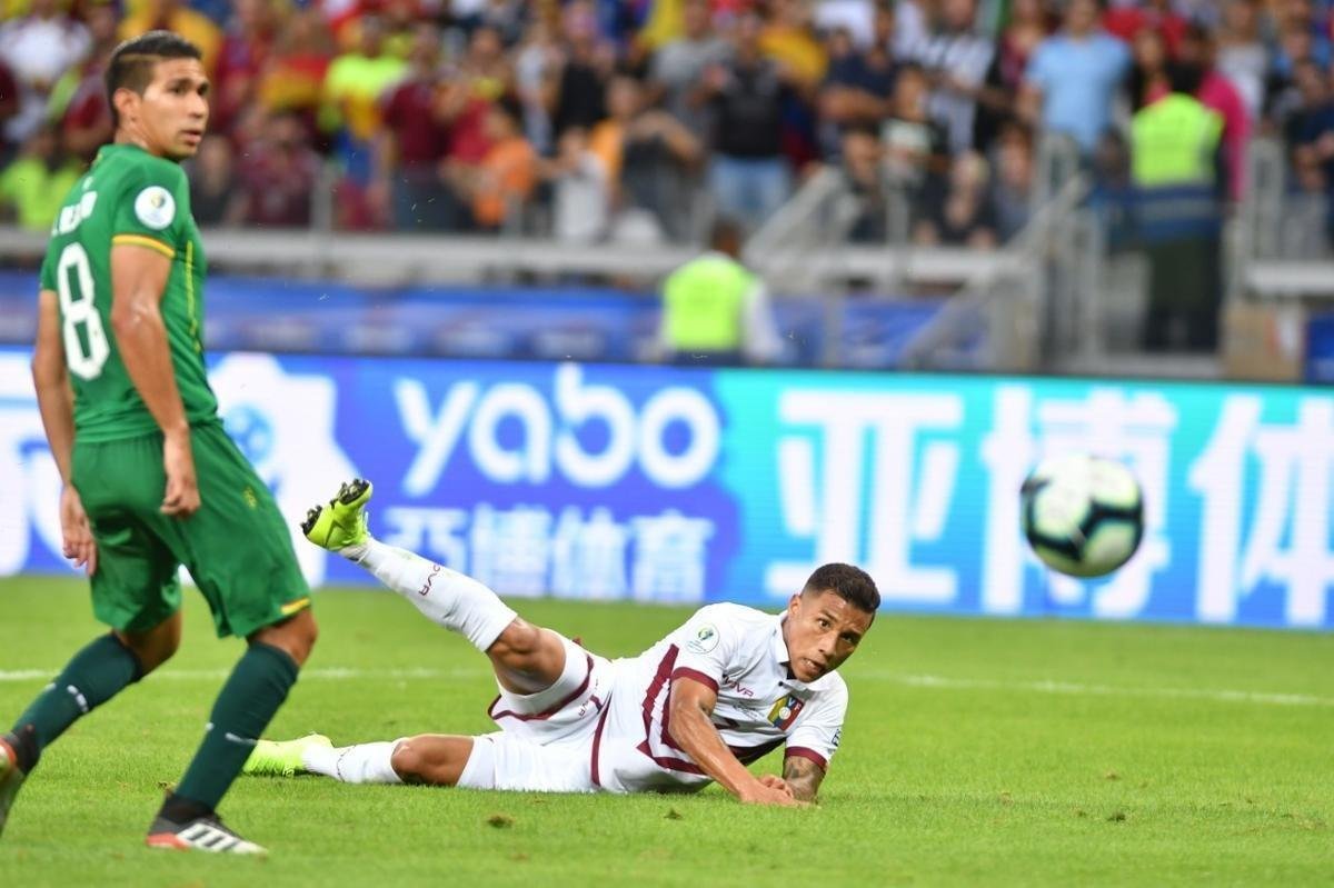 Imagens da partida entre Bolvia e Venezuela