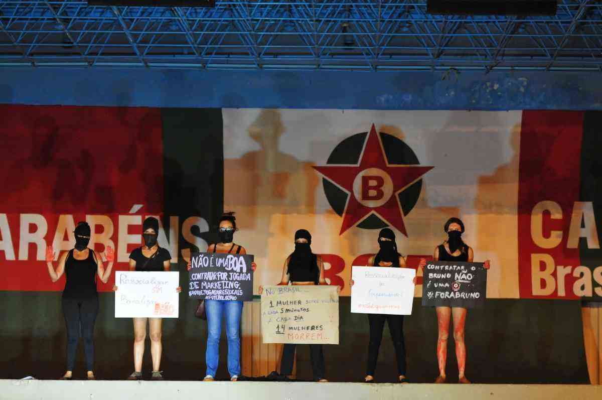 Grupo de mulheres fez protesto no Centro de Varginha contra a chegada de goleiro Bruno ao Boa Esporte