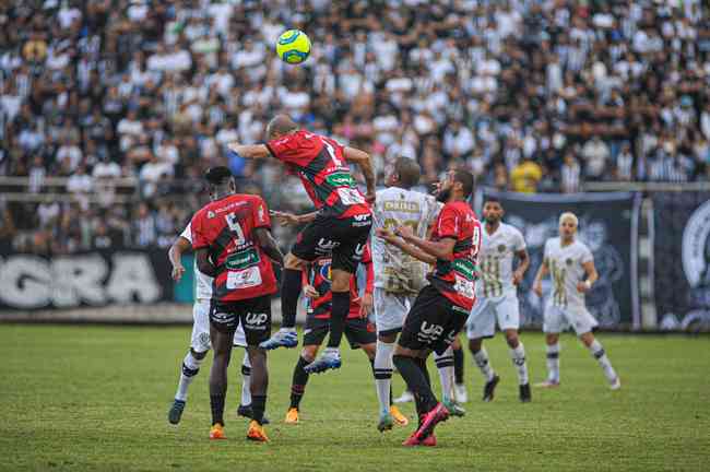 Pouso Alegre, de vermelho, jogou melhor, se imps mesmo fora de casa e ficou perto da semifinal e do acesso  Srie C