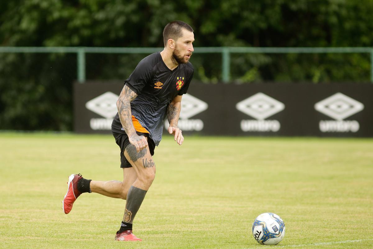 No primeiro trabalho, houve um treinamento tático, que exigia troca de passes e triangulações dos jogadores, com o elenco dividido em grupos de três atletas cada. Em seguida, os jogadores foram divididos em dois grupos no mesmo campo para o trabalho específico por setores de defesa e ataque. De um lado, os zagueiros, laterais e volantes participaram de um treino tático de posicionamento com o auxiliar Daniel Cerqueira. Do outro, os meias e atacantes fizeram um trabalho específico de passe e finalização sob o comando do técnico Daniel Paulista.