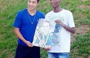Everton Ribeiro recebe desenho das mos de Hudson Nascimento