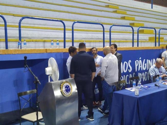 Ronaldo compareceu  votao da venda da SAF do Cruzeiro no Barro Preto e foi muito assediado por conselheiros do clube
