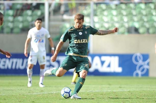 Rafael Moura marcou o primeiro gol do Coelho: limpou o zagueiro e tocou no canto de Vanderlei