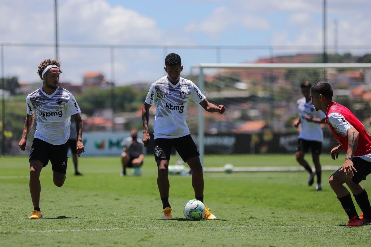 Atlético divulga fotos do novo uniforme de treino