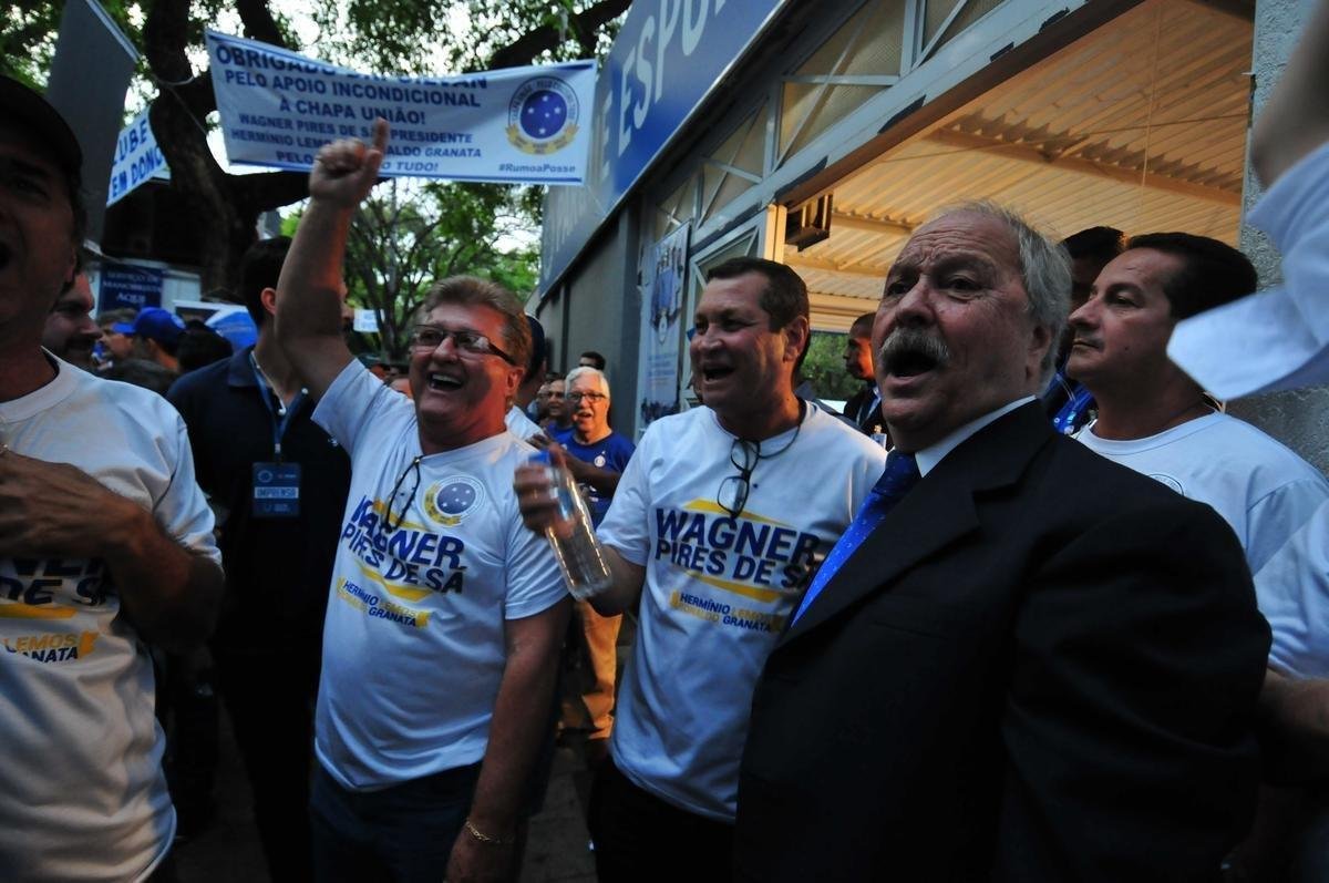 Fotos da eleio presidencial no Cruzeiro. Parque esportivo do Barro Preto, em BH, esteve lotado durante tarde e noite desta segunda-feira. Wagner Pires de S recebe apoio de cabos eleitorais.