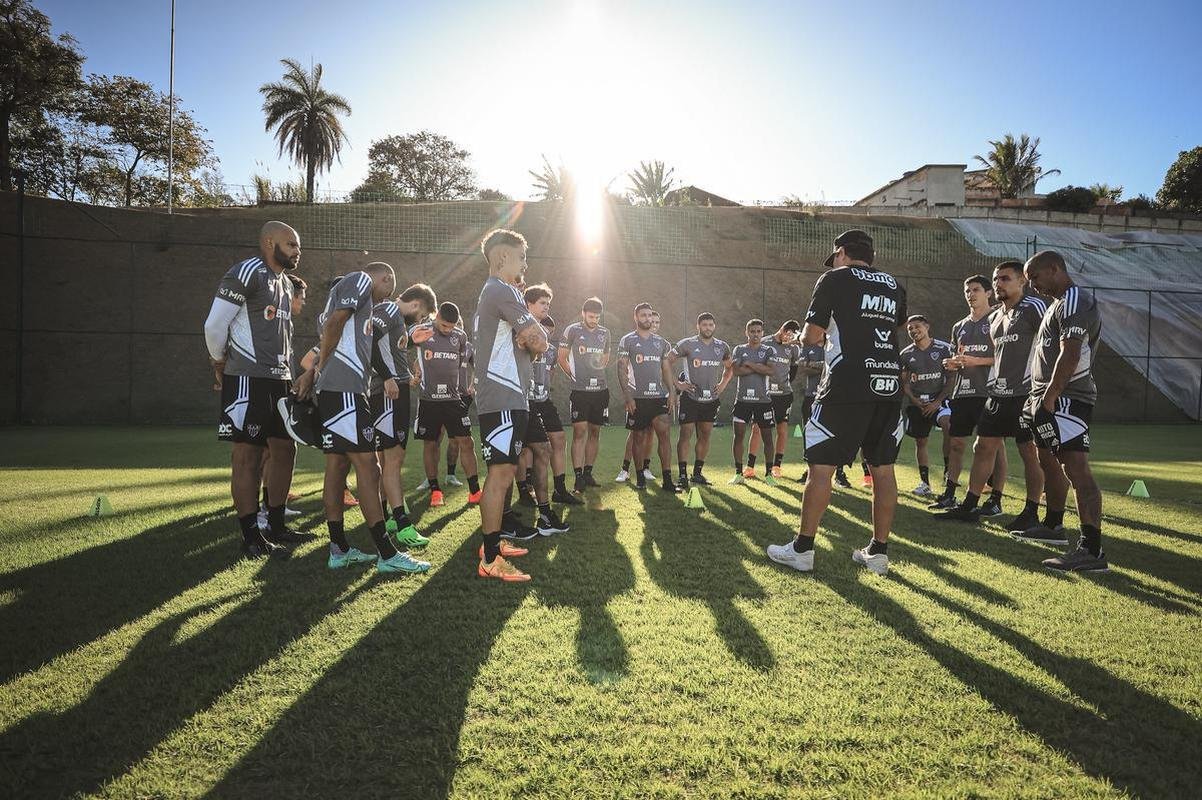 Nesta tera-feira (26), Cuca foi apresentado como treinador do Atltico - pela terceira vez na carreira. Primeiro, foi saudado pelo diretor de futebol Rodrigo Caetano e concedeu entrevista coletiva na sala de imprensa da Cidade do Galo. Depois, comandou o primeiro treino com o elenco no CT, j pensando no confronto contra o Internacional, pelo Campeonato Brasileiro.