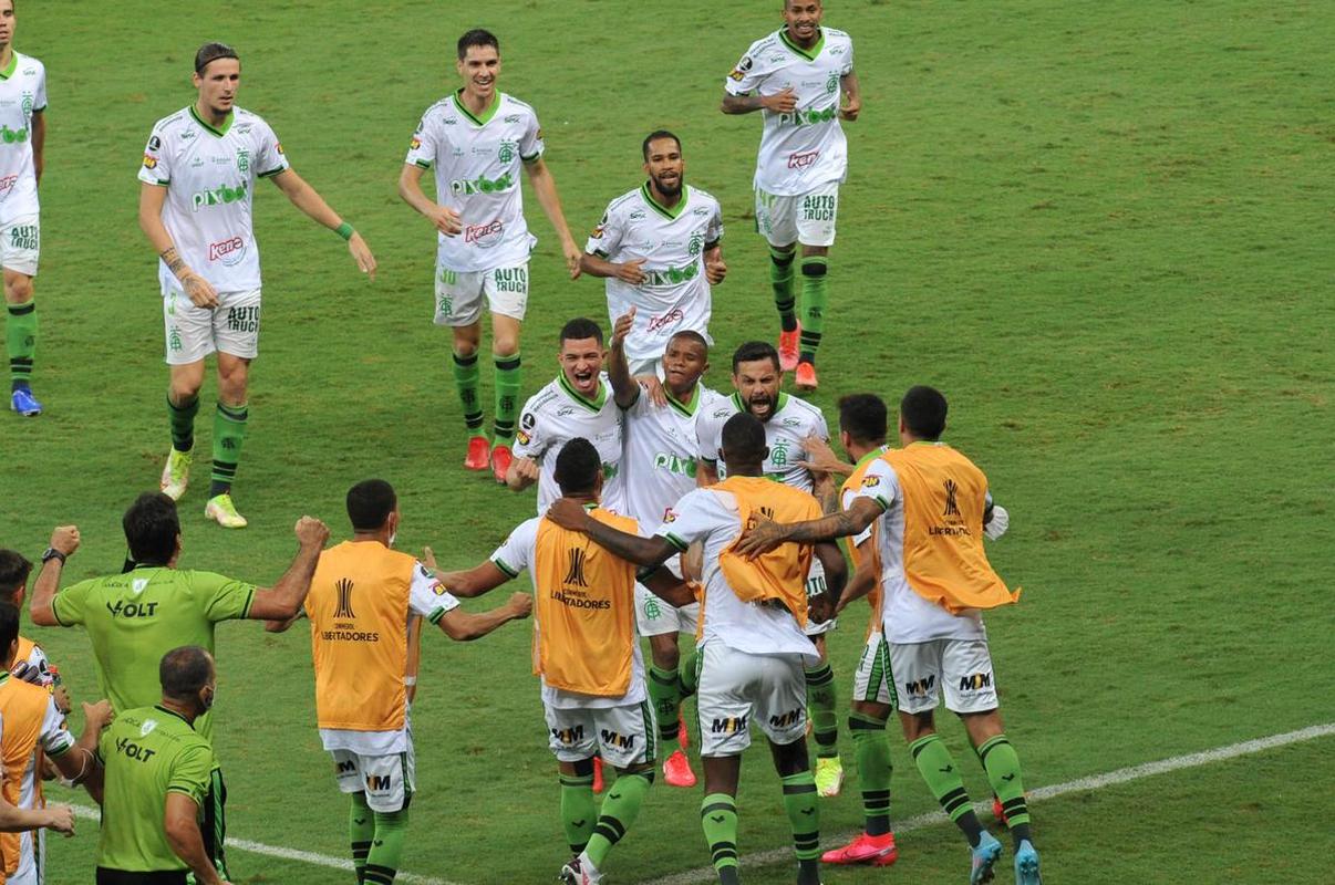 Felipe Azevedo abriu o placar no clssico com um golao em chute de fora da rea, no ngulo esquerdo de Everson: 1 a 0 Amrica