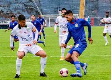 Atacante começou bem no futebol profissional e se destacou no Azulão 
