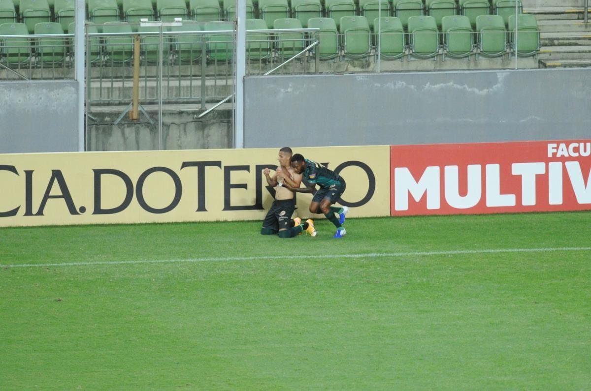 América x Paraná: veja fotos do jogo no Independência