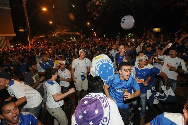 Torcedores protestam contra o cancelamento do evento na Savassi