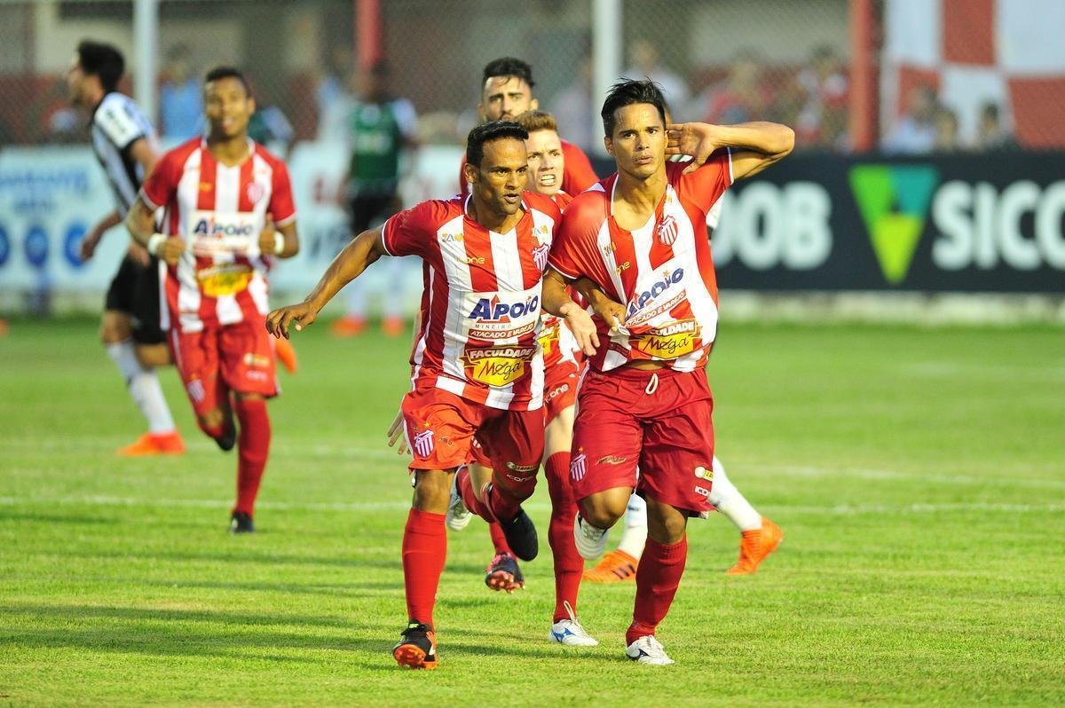 Villa Nova e Atltico se enfrentaram nesta quinta-feira