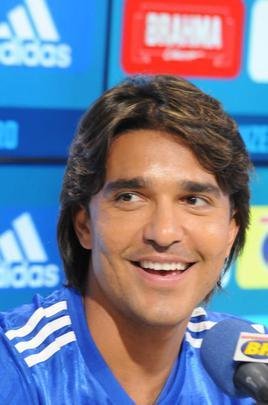 Fotos da apresentao do atacante Marcelo Moreno como novo reforo do Cruzeiro para 2020. Duante entrevista, jogador foi acompanhado pela esposa Marilisy Antonelli e pela filha, Maria Clara