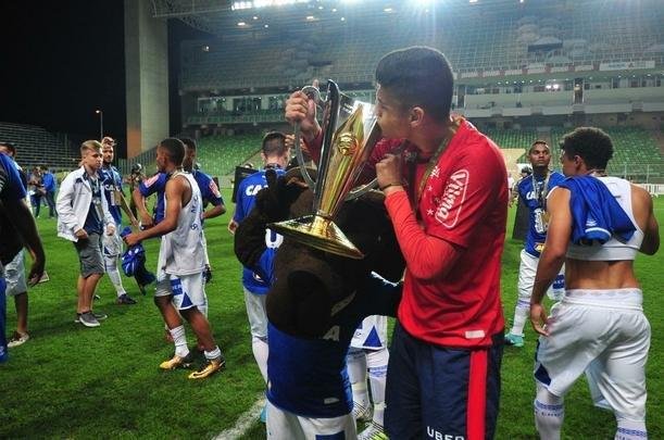 Goleiro Vitor Eudes pegou dois pnaltis e foi heri do Cruzeiro em conquista indita