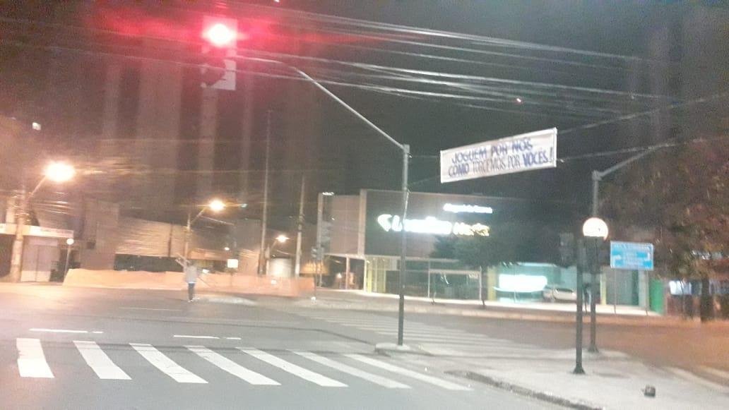 Faixas de apoio ao Cruzeiro so estendidas em Belo Horizonte antes da partida contra o FLuminense
