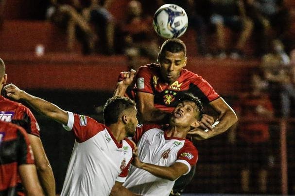 No segundo tempo, o Sport ainda ampliou o placar com Jean Patrick. Porém, com a expulsão do capitão Sander, o Imperatriz tomou a iniciativa do jogo e chegou ao empate com dois gols de Cesinha.
