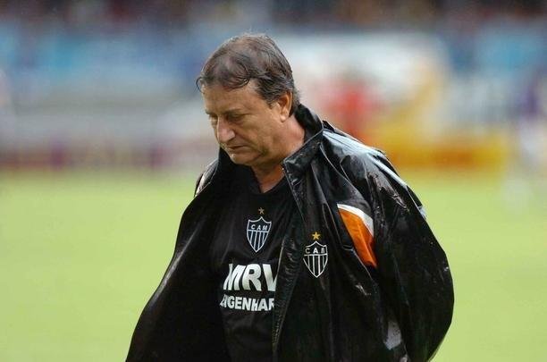 Lori Sandri comandou o Atltico em trs clssicos contra o Cruzeiro na temporada 2006. Foram dois empates e uma derrota.